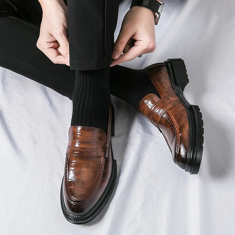 New Fashion Thick Soled Pointy Leather Shoes Shiny Face Casual Business Leather Shoes Breathable Modern Boat Casual Men Shoes