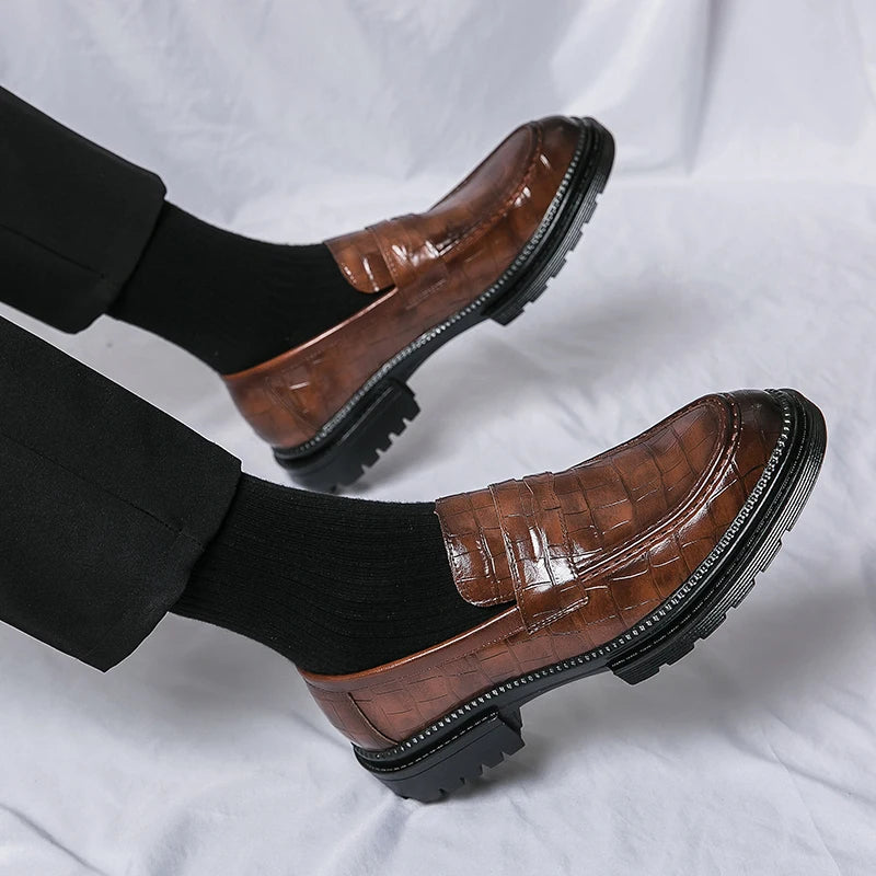 New Fashion Thick Soled Pointy Leather Shoes Shiny Face Casual Business Leather Shoes Breathable Modern Boat Casual Men Shoes