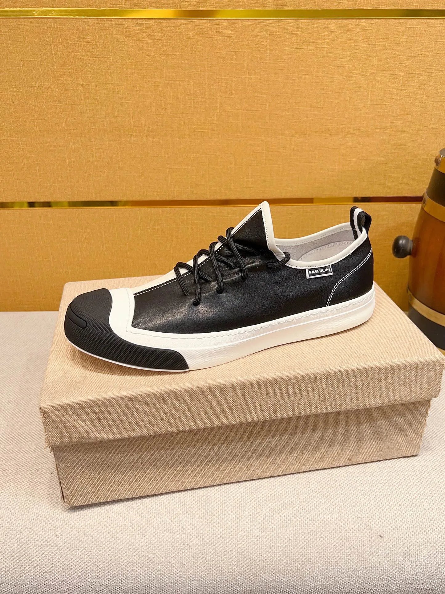 European Men's fashion Genuine leather Sports Lace-up classic Casual shoes sneakers Running shoes