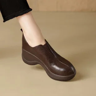 2025 new leather top thick soled round toe British style leather shoes for women with sloping heels and sponge sole single shoes