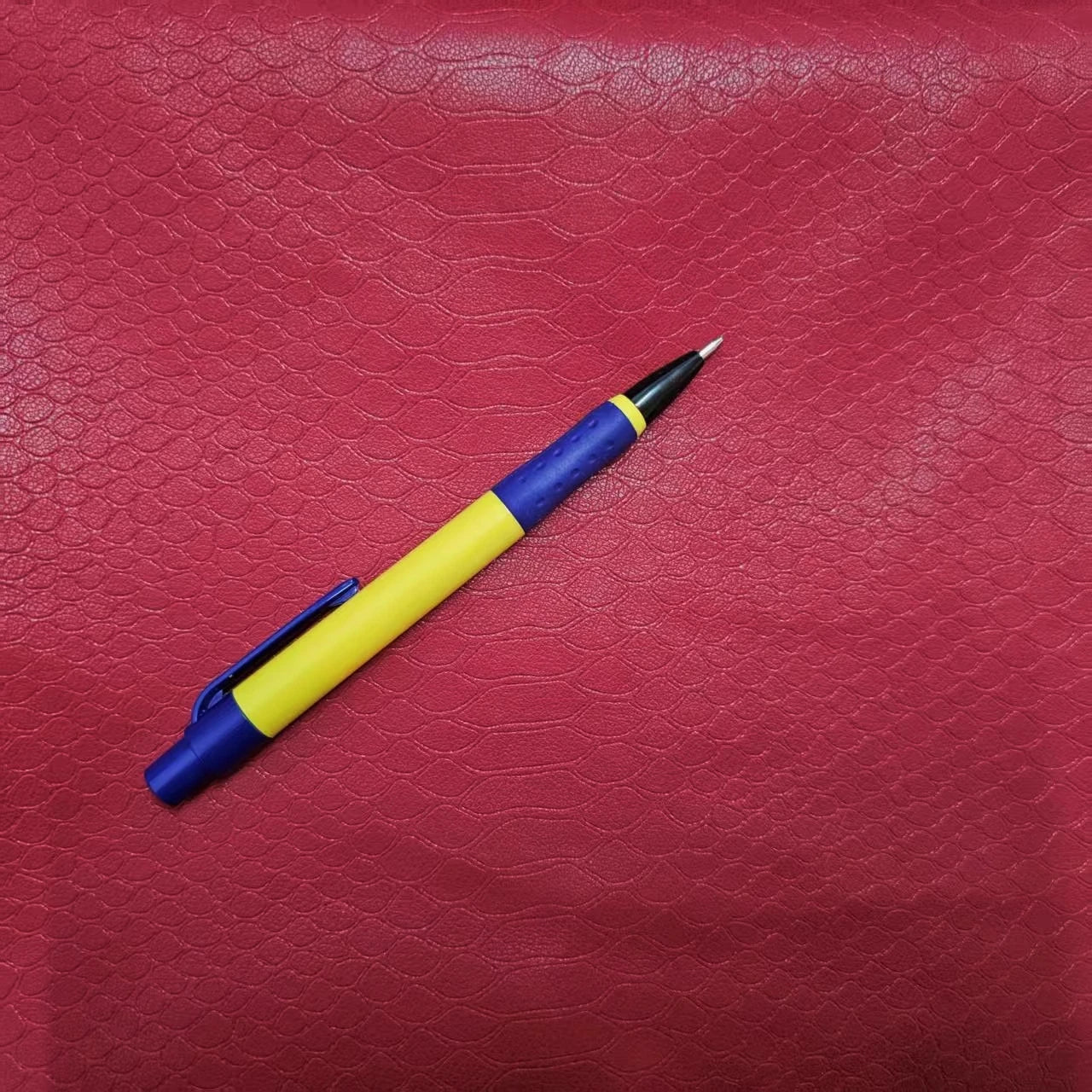 Thickened Crocodile Grain Leather Fabric Handmade DIY PU Leather Background Decoration Clothing Home Textile Cloth Sewing