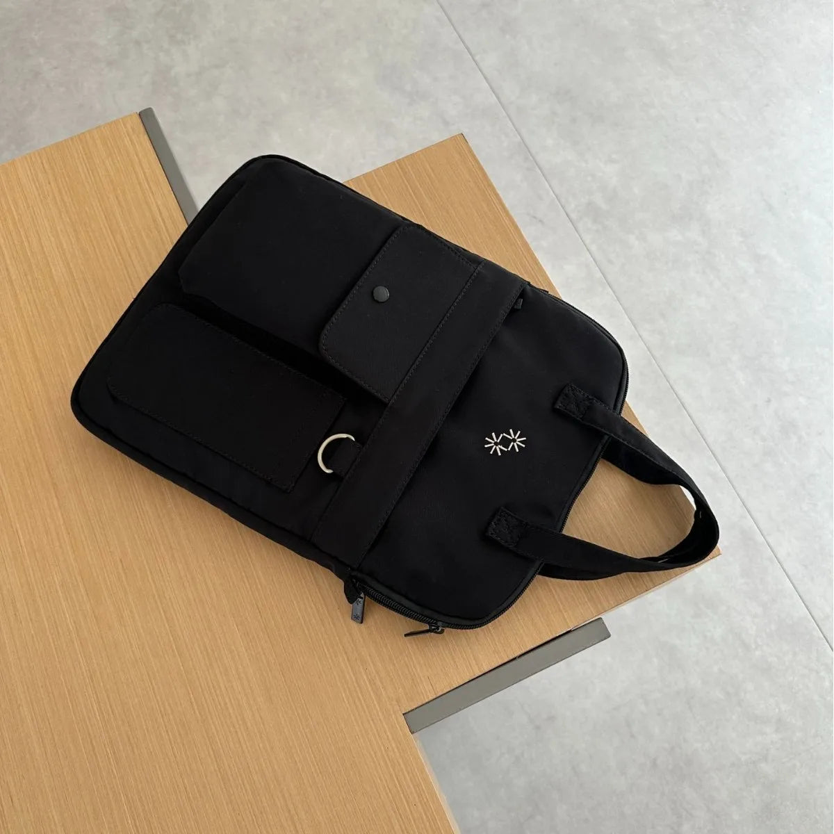 Large-capacity 13-inch laptop bag for men and women commuting business trip shoulder slung handbag.