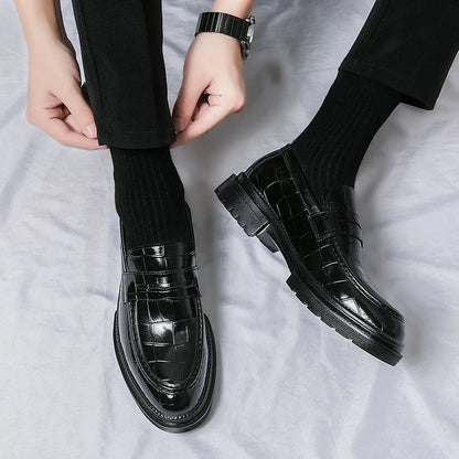 New Fashion Thick Soled Pointy Leather Shoes Shiny Face Casual Business Leather Shoes Breathable Modern Boat Casual Men Shoes