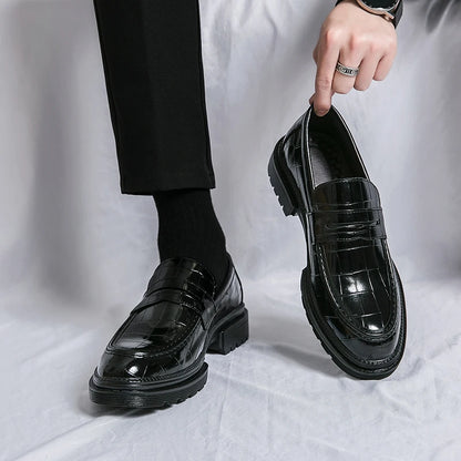 New Fashion Thick Soled Pointy Leather Shoes Shiny Face Casual Business Leather Shoes Breathable Modern Boat Casual Men Shoes