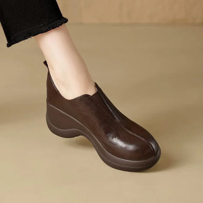 2025 new leather top thick soled round toe British style leather shoes for women with sloping heels and sponge sole single shoes