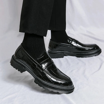 New Fashion Thick Soled Pointy Leather Shoes Shiny Face Casual Business Leather Shoes Breathable Modern Boat Casual Men Shoes